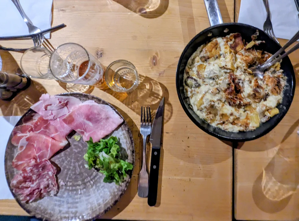 Truffade à Restaurant bistrot _ Mémé joe, Avenue du Sancy, Besse-et-Saint-Anastaise, France